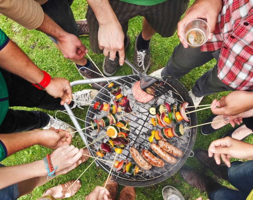 Le soleil, les potes, un barbecue